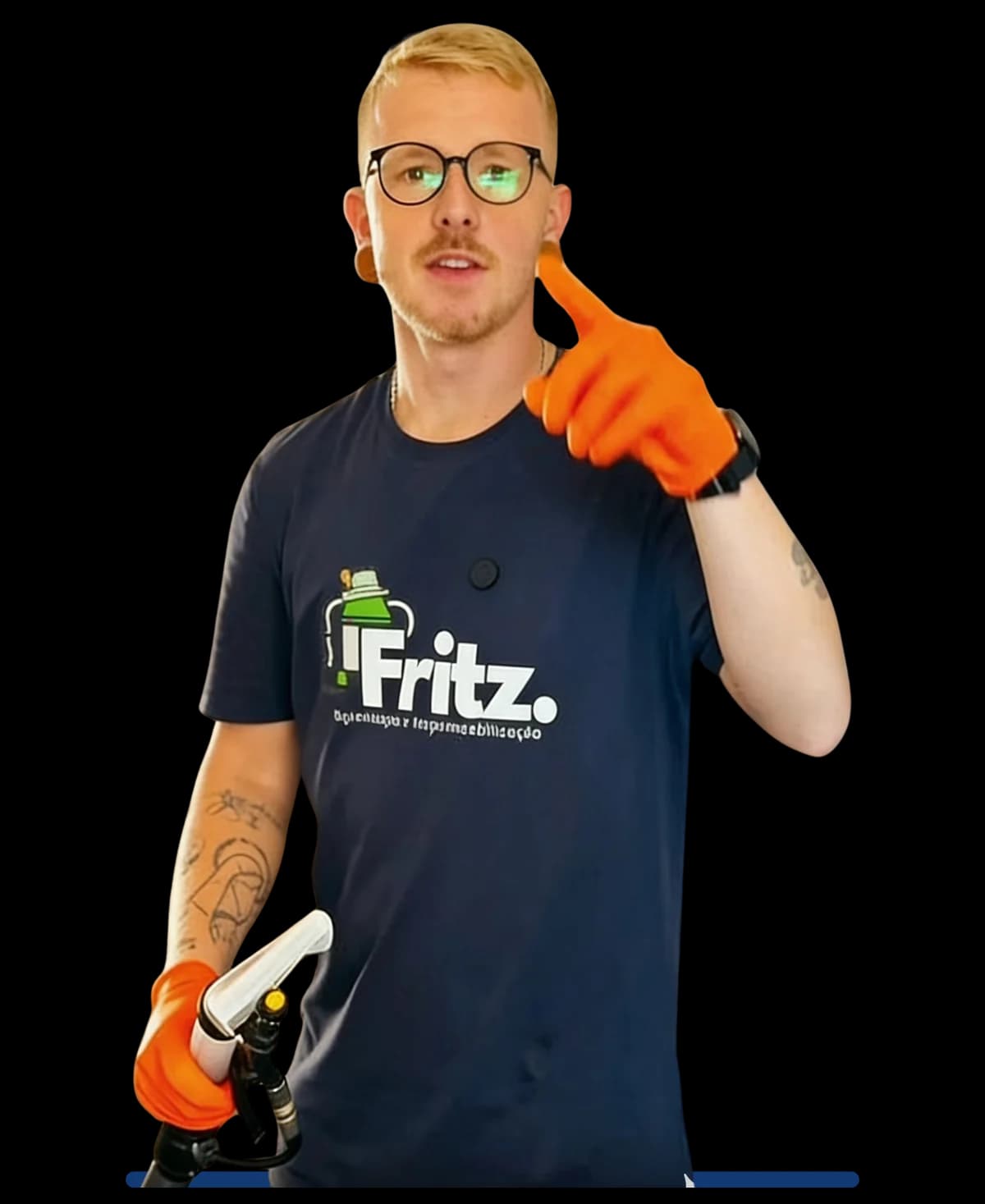 Profissional do Fritz com uniforme, luvas e equipamento de higienização.